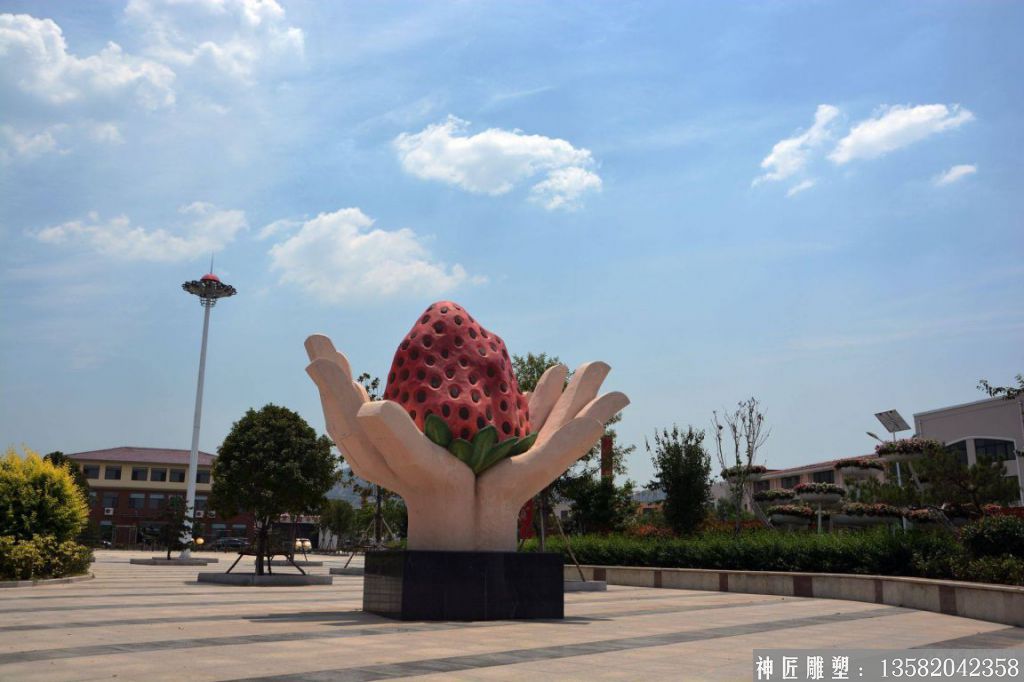 双手托草莓雕塑2